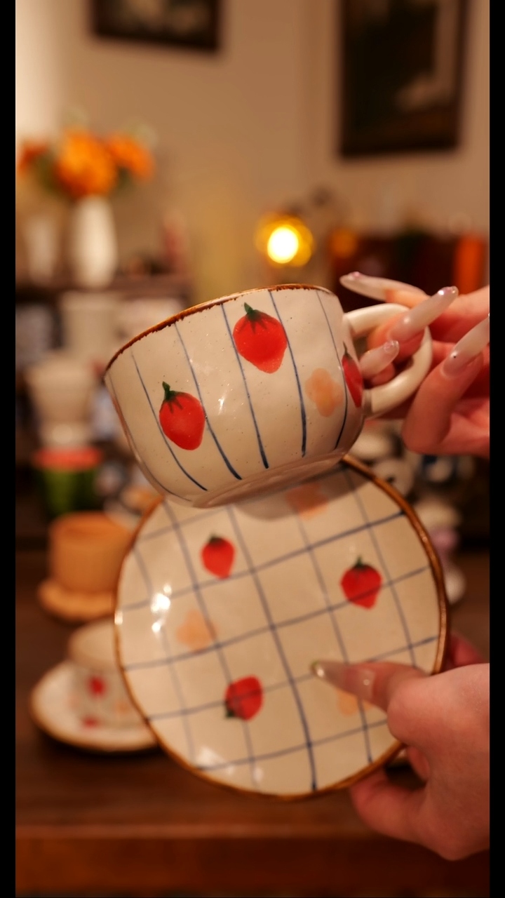 陶瓷便携款粗陶小草莓杯碟   手绘釉下彩