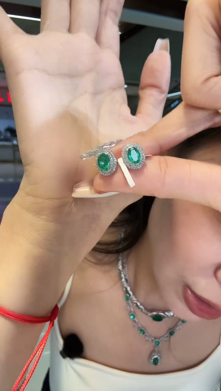 18K金镶嵌耳饰祖母绿1.30ct