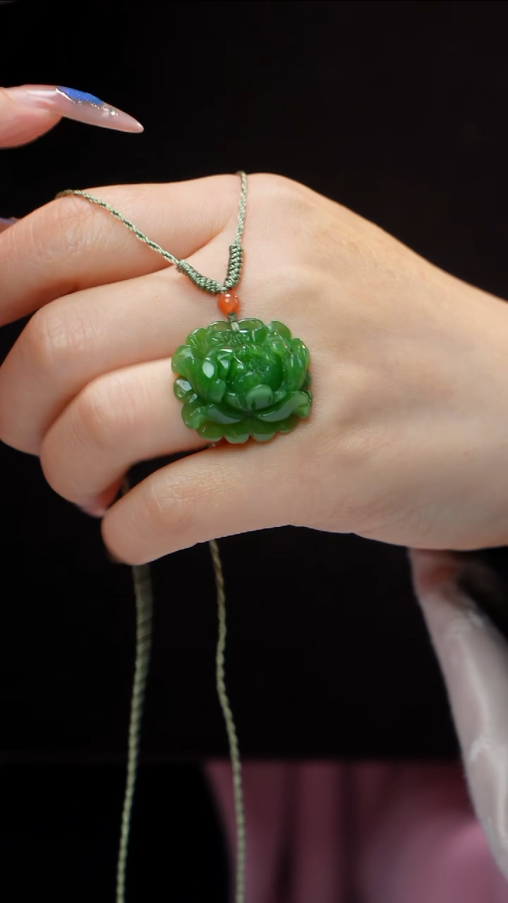 颈饰未镶嵌和田玉（碧玉）碧玉花牌 多样性发其一