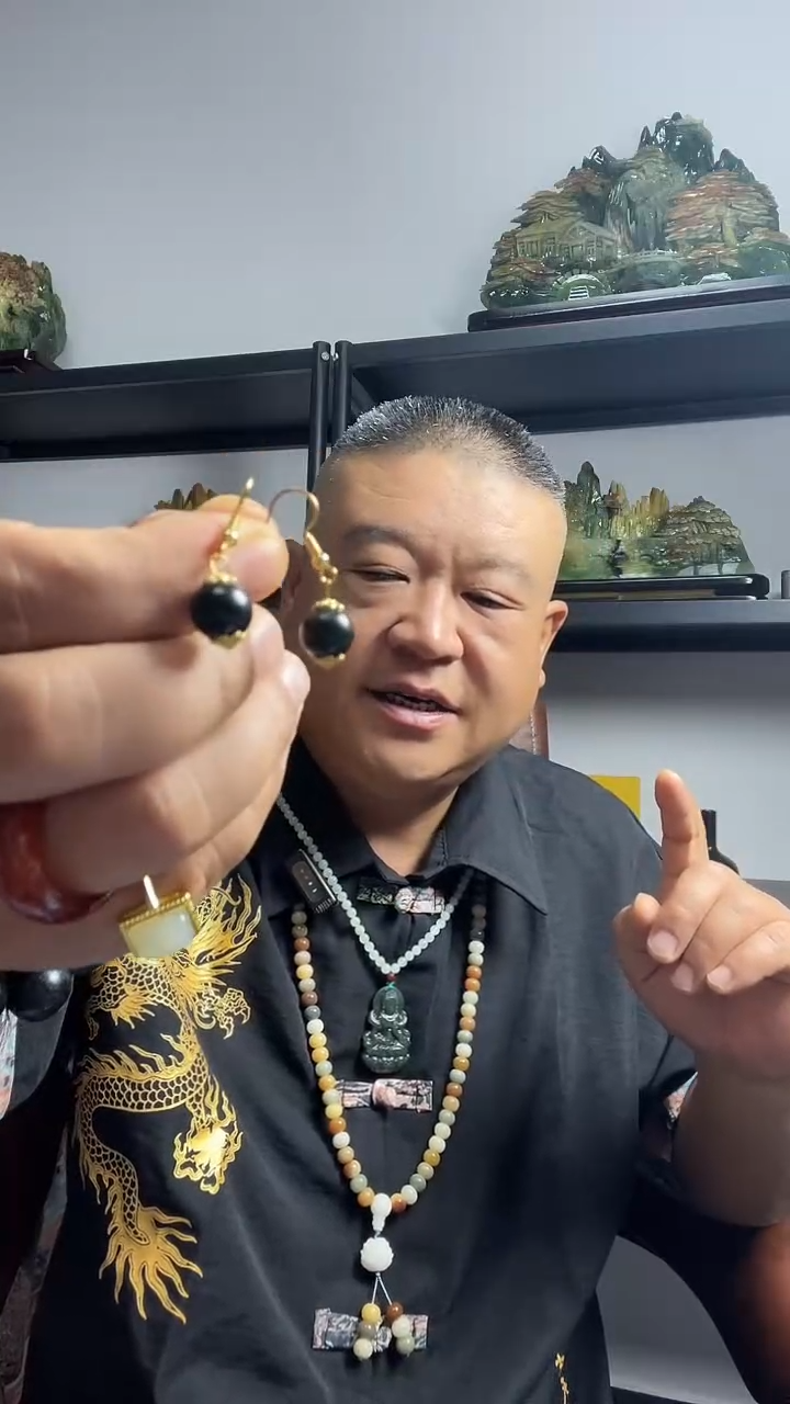 蛇纹石玉未镶嵌耳坠一对