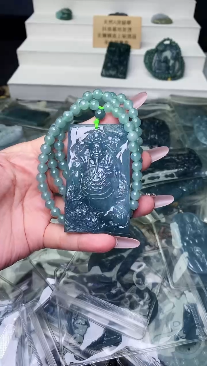 颈饰未镶嵌翡翠 