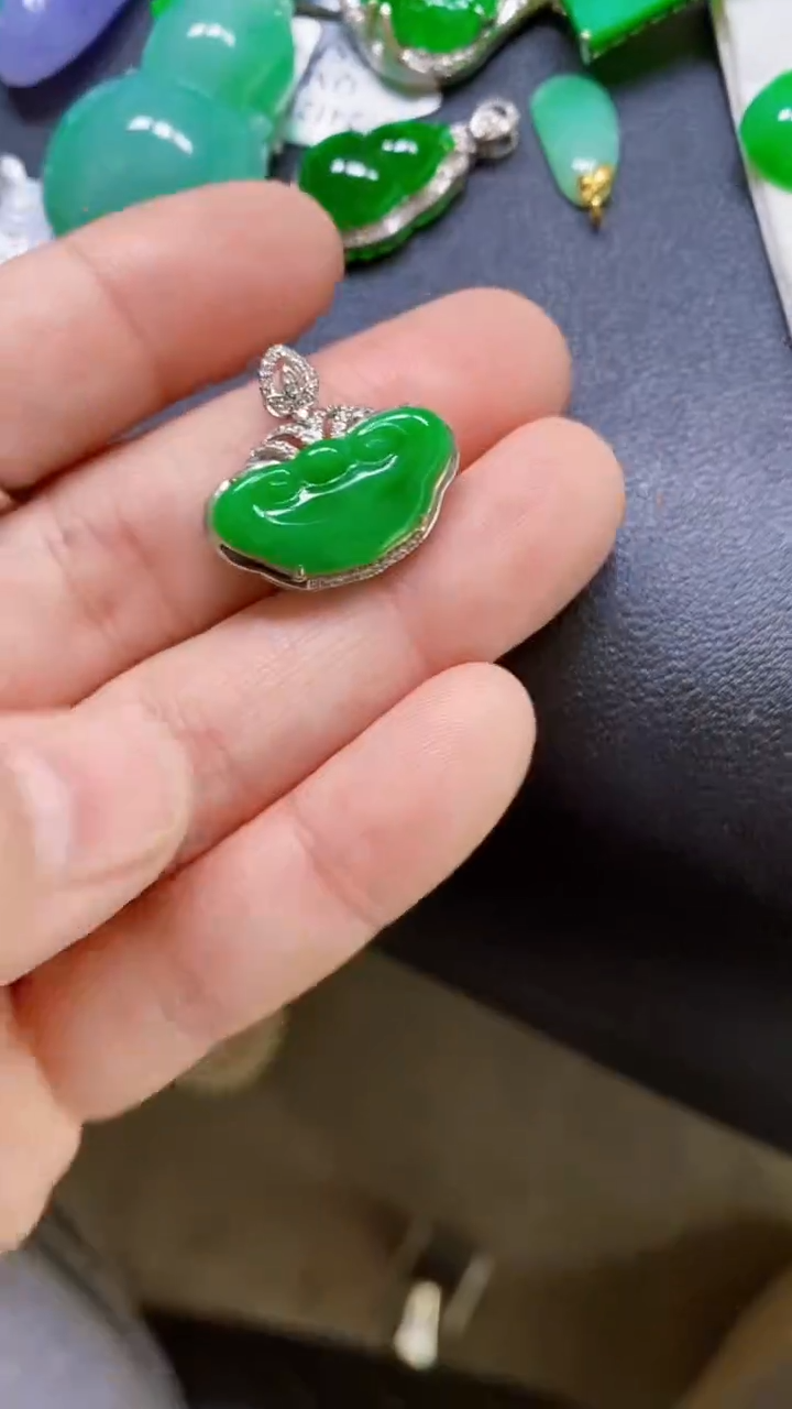 颈饰18K金镶嵌翡翠如意