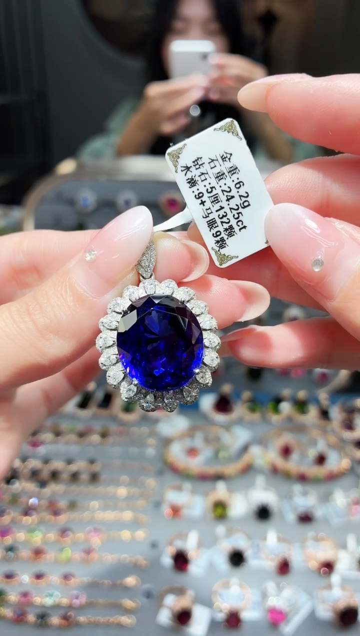 颈饰18K金镶嵌坦桑石24.25ct