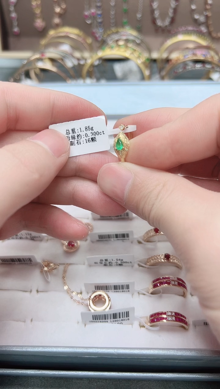 【闪购商品】祖母绿戒指18K金镶嵌.