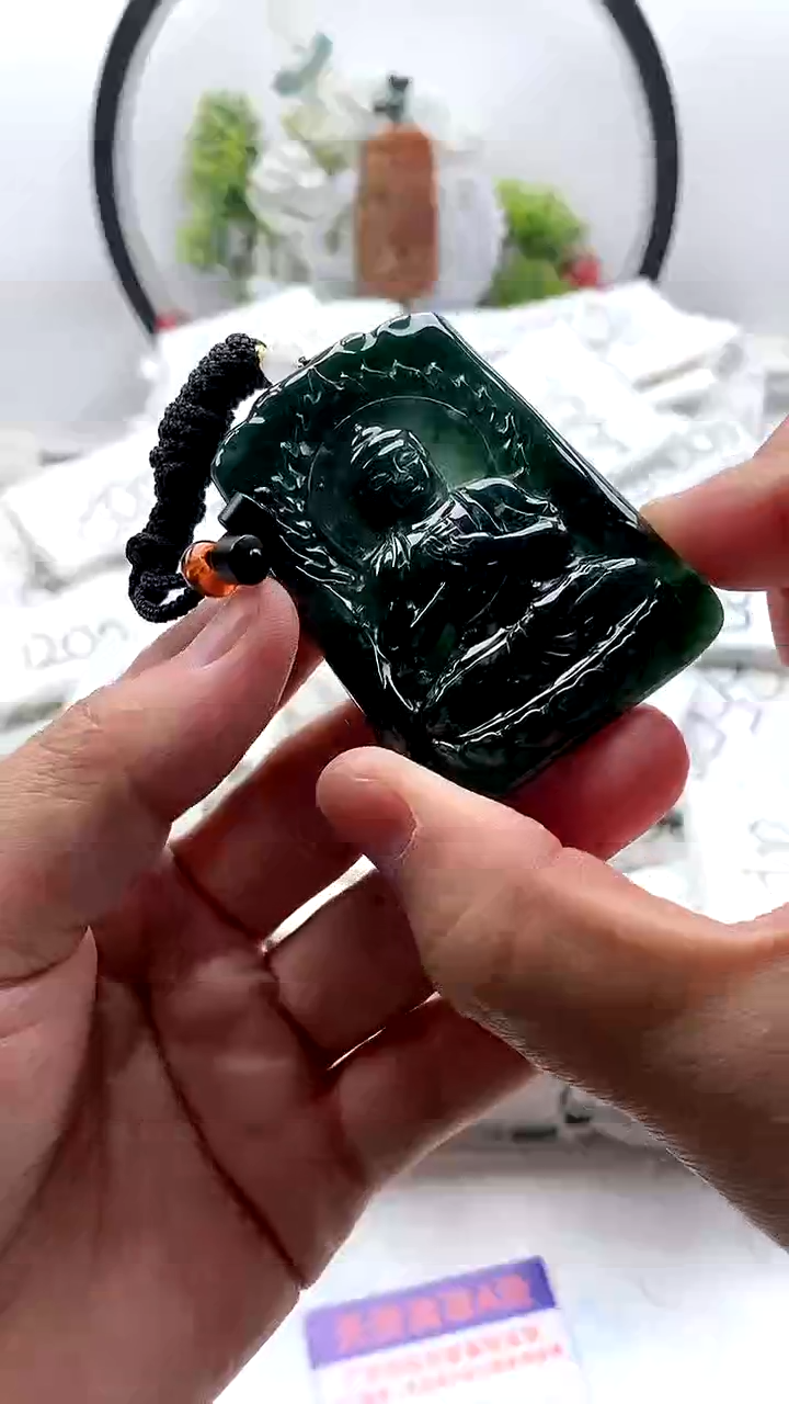 翡翠未镶嵌颈饰大日如来【品质一般介意慎拍】