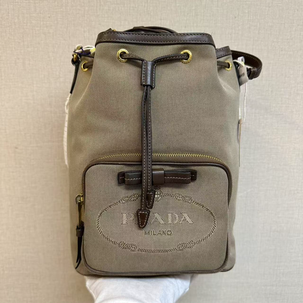 95新 Prada/普拉达 卡其色帆布抽绳水桶/云海优选/H05242