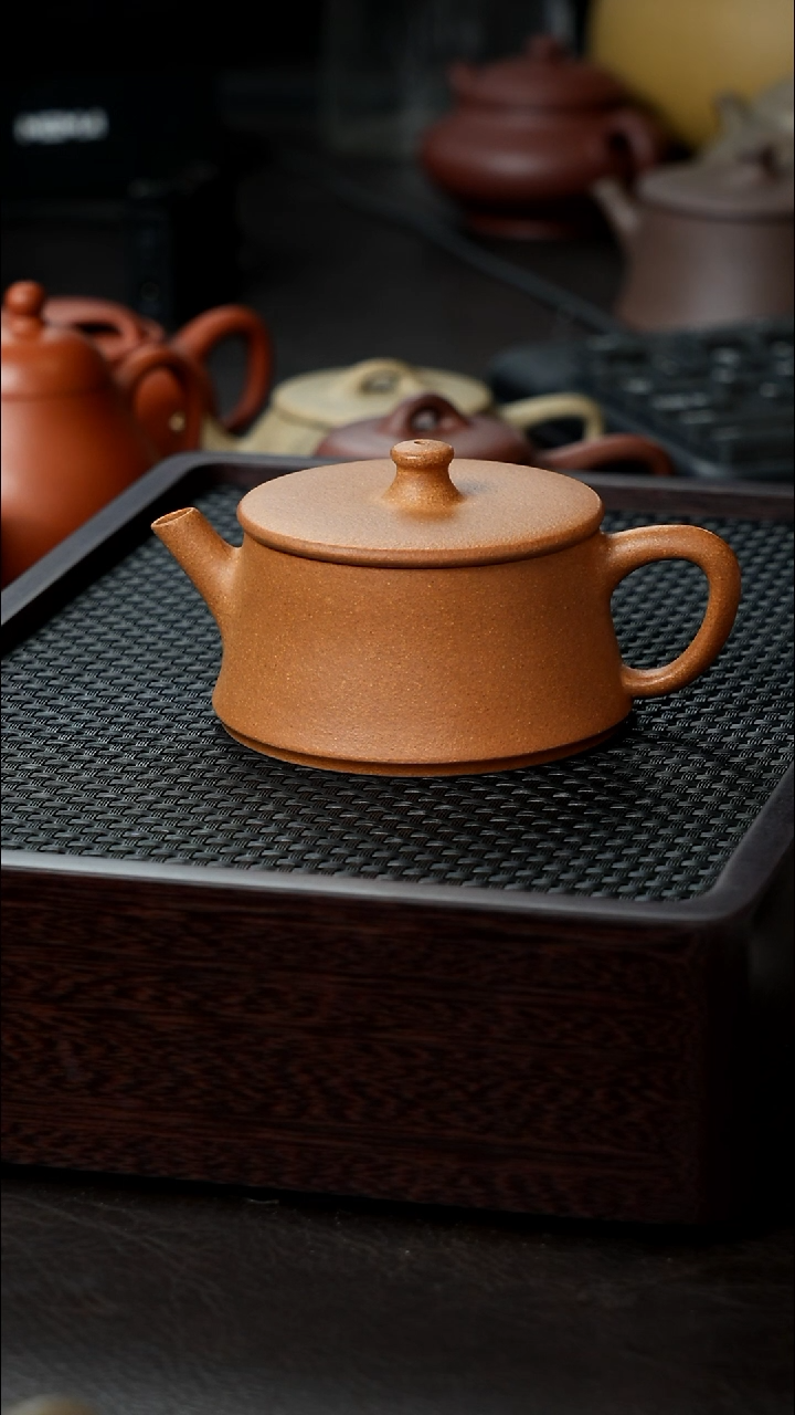 茶壶紫砂黄金段云珠半手清款价130         