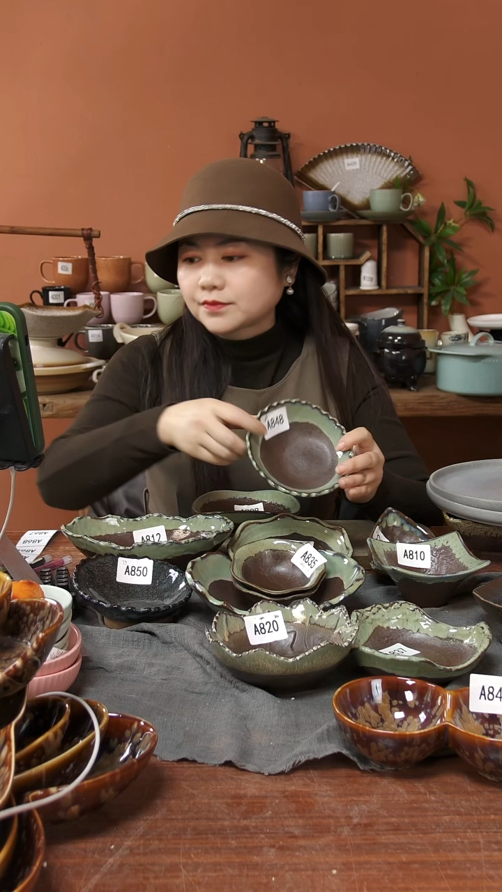 陶瓷炫*A848 一只高低红泥碗微瑕