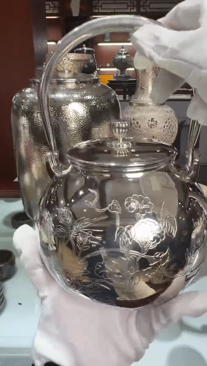 燕*足银精工手工镜面抛光鏨刻花提梁烧水壶