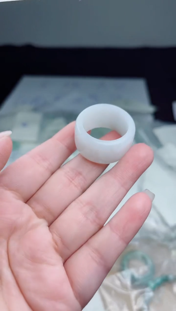 翡翠未镶嵌颈饰戒圈