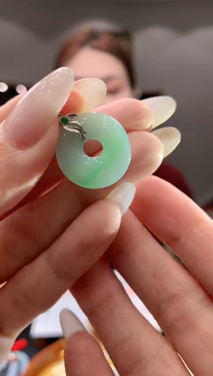 吊坠(不含链)18K金镶嵌翡翠10飘绿甜甜圈吊坠