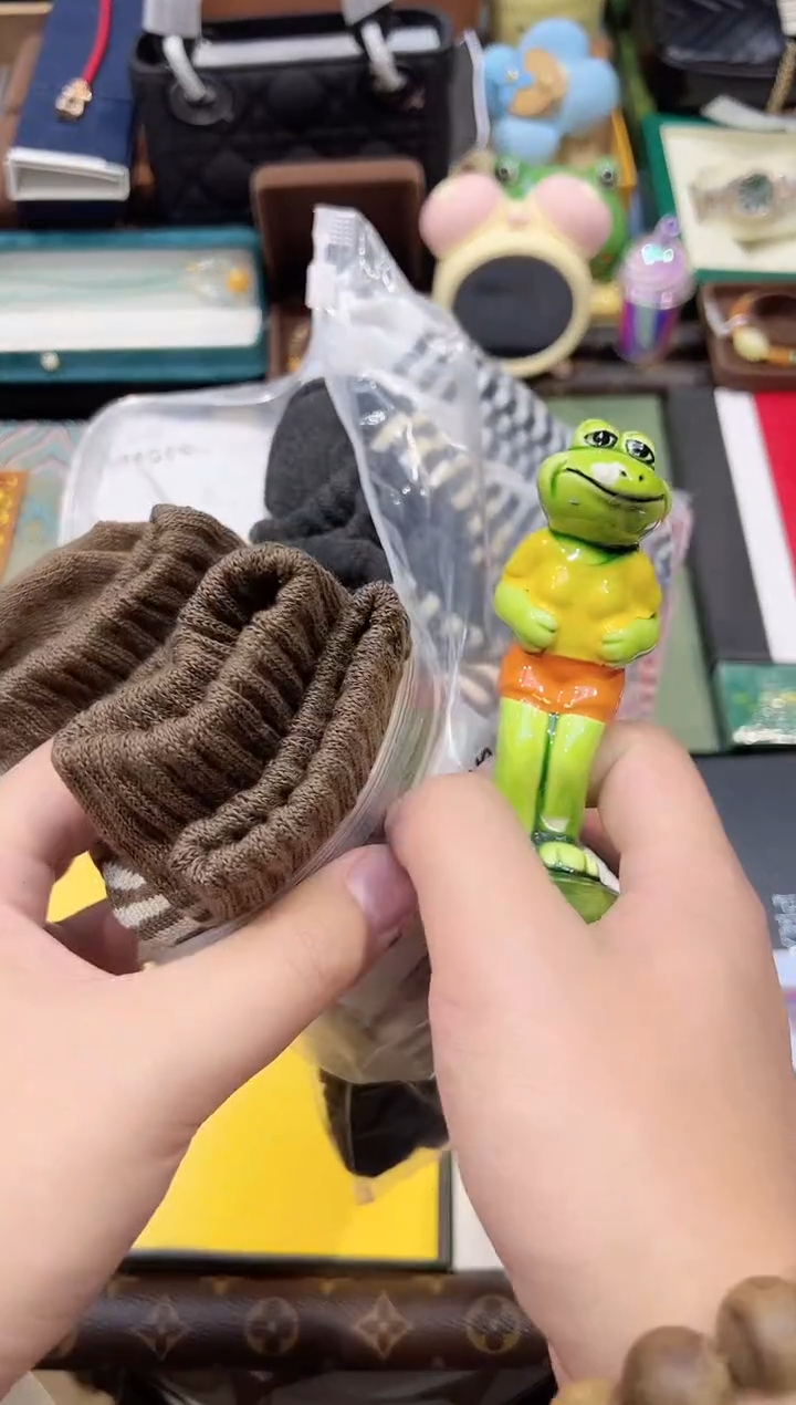 瓷片条纹袜........