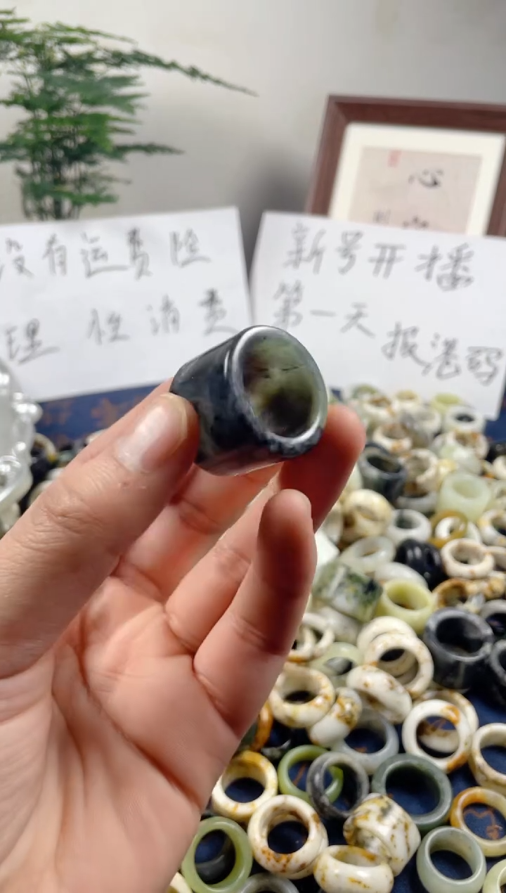 未镶嵌蛇纹石玉戒圈79港24的