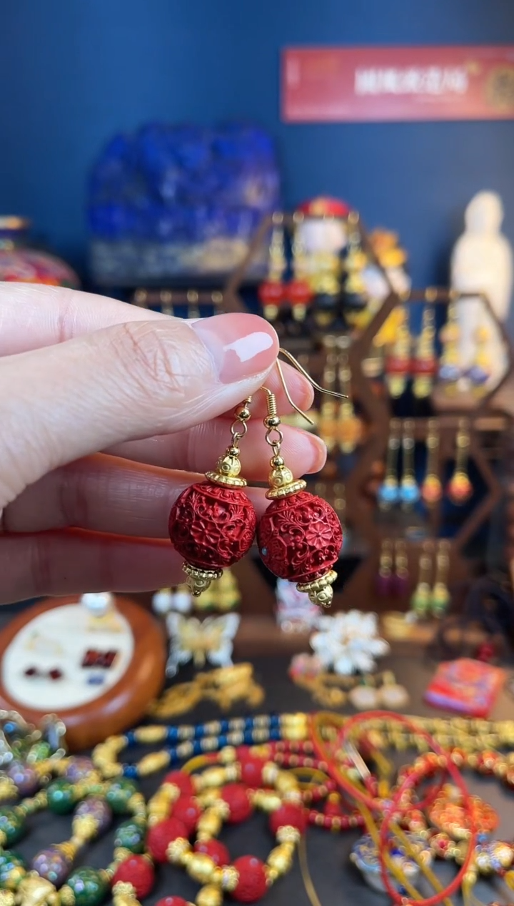 【闪购商品】红红满雕工设计师款耳钩