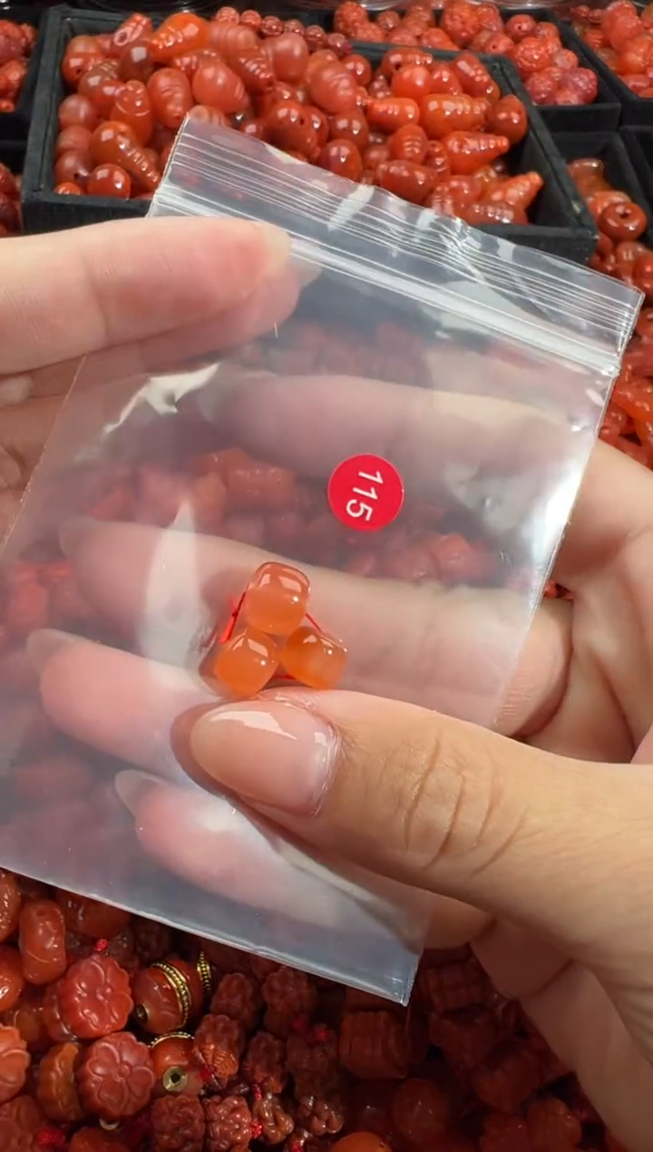 南红玛瑙未镶嵌颈饰1