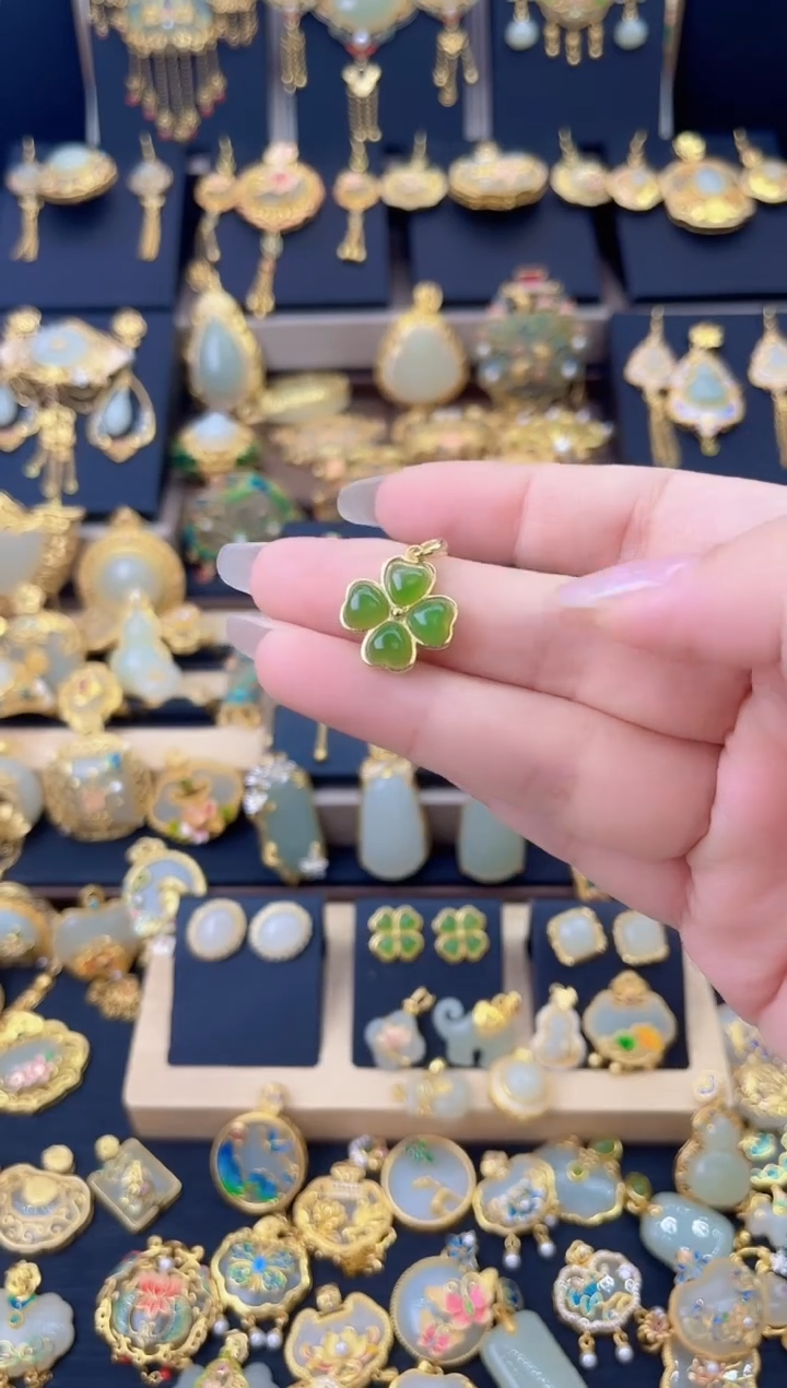 颈饰银S925镀金镶嵌和田玉四叶草吊坠