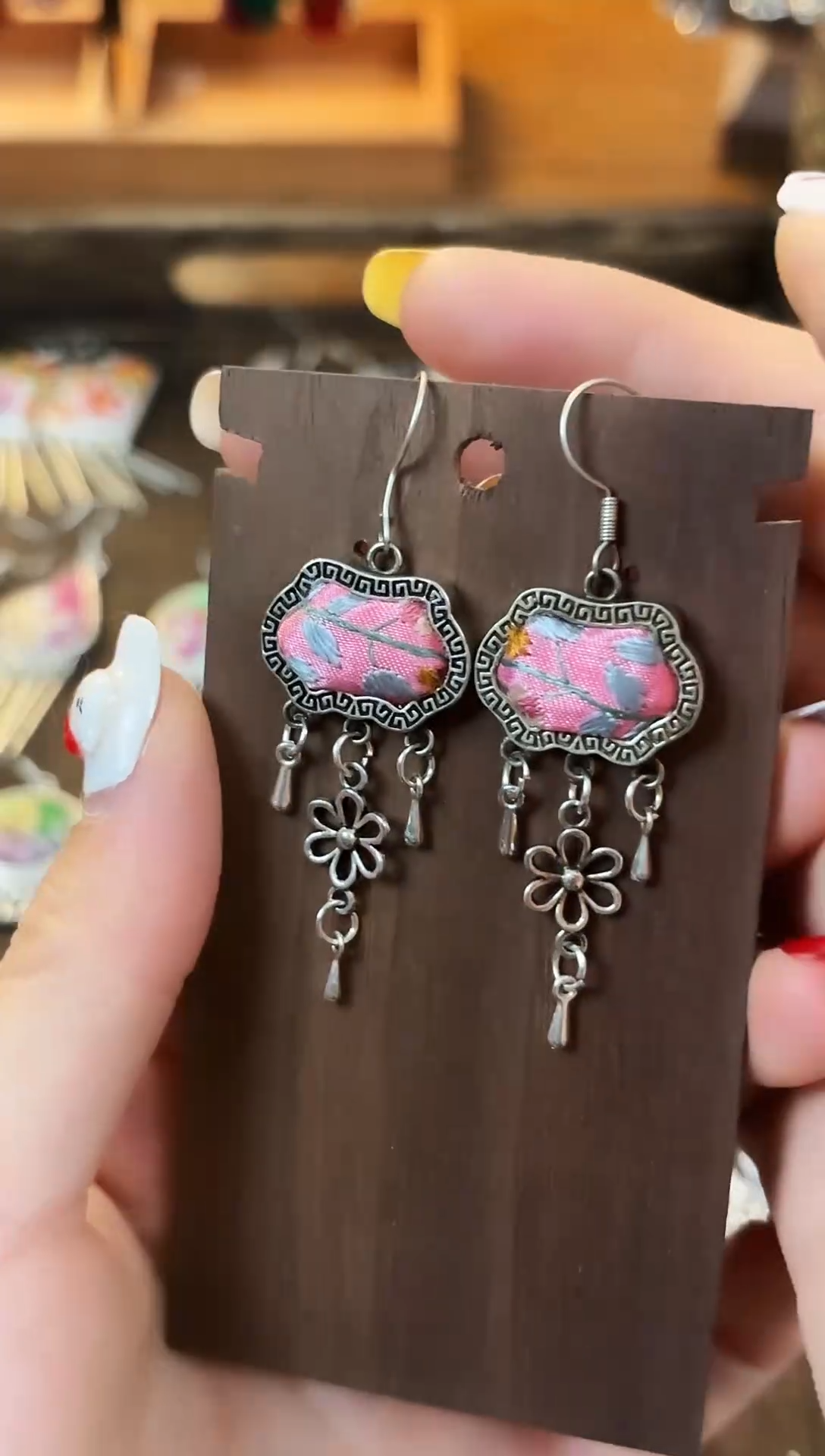 织绣非遗彩云南阁老绣饰品003