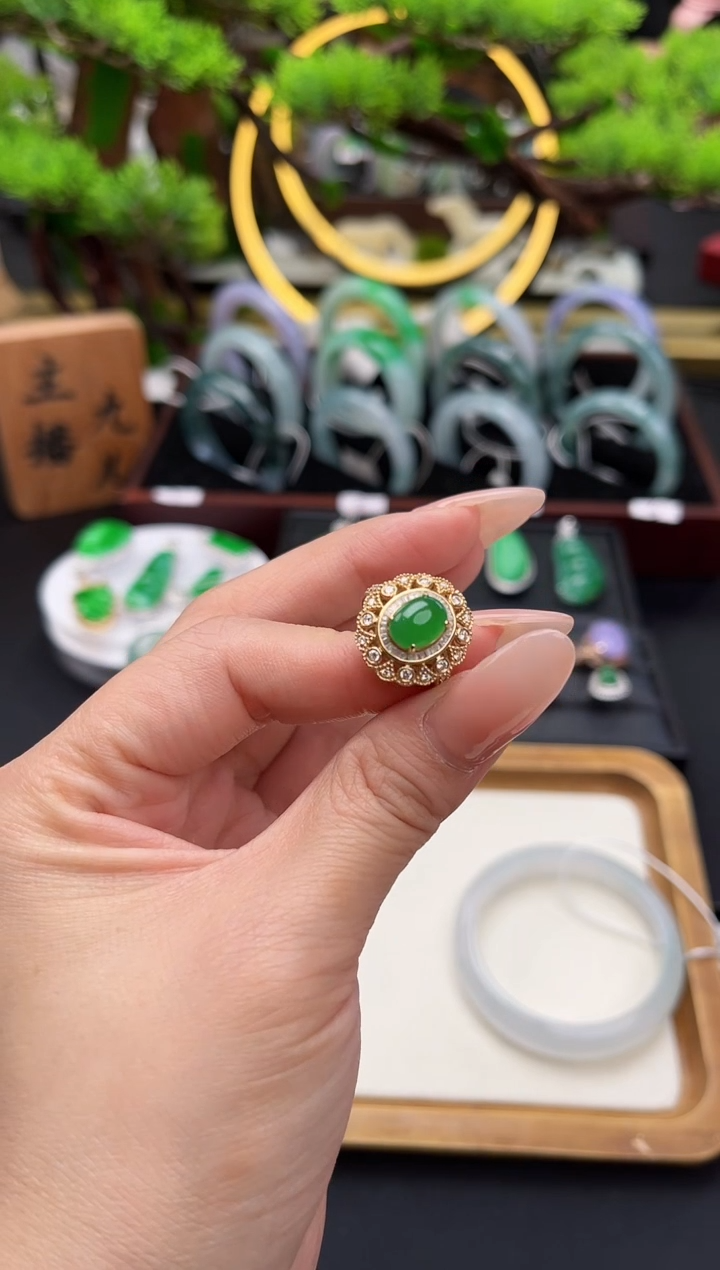 18K金镶嵌戒指翡翠戒指