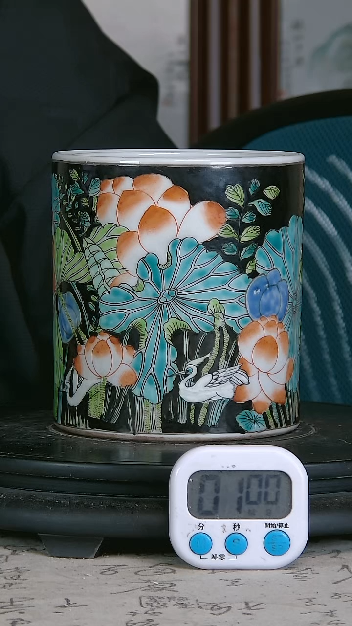陶间*妲五彩精绘花卉图笔筒