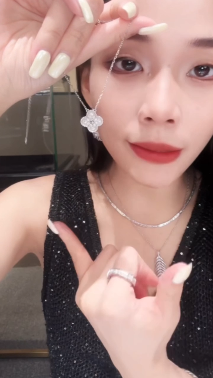 铂Pt950镶嵌项链钻石满钻四叶花