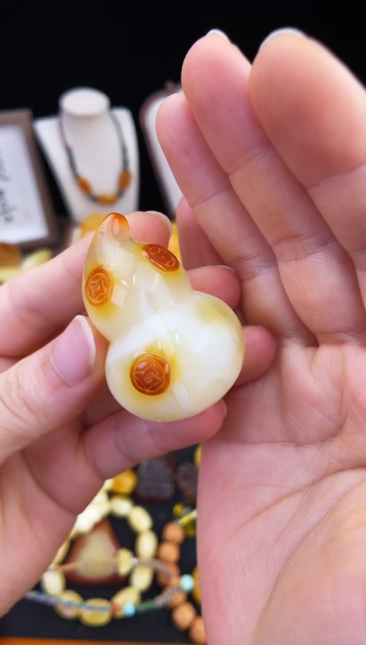 琥珀未镶嵌珠宝奇石新***记柒月