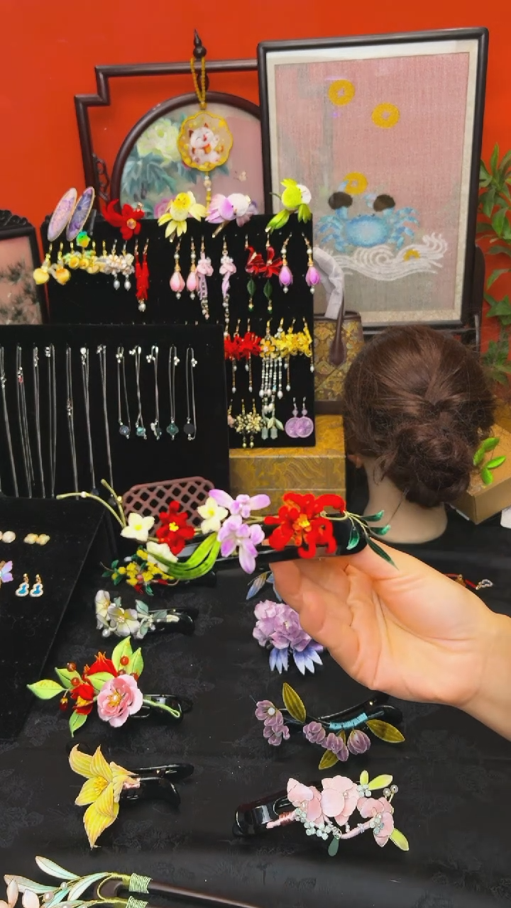 刺绣每****白非遗绒花苏绣饰品