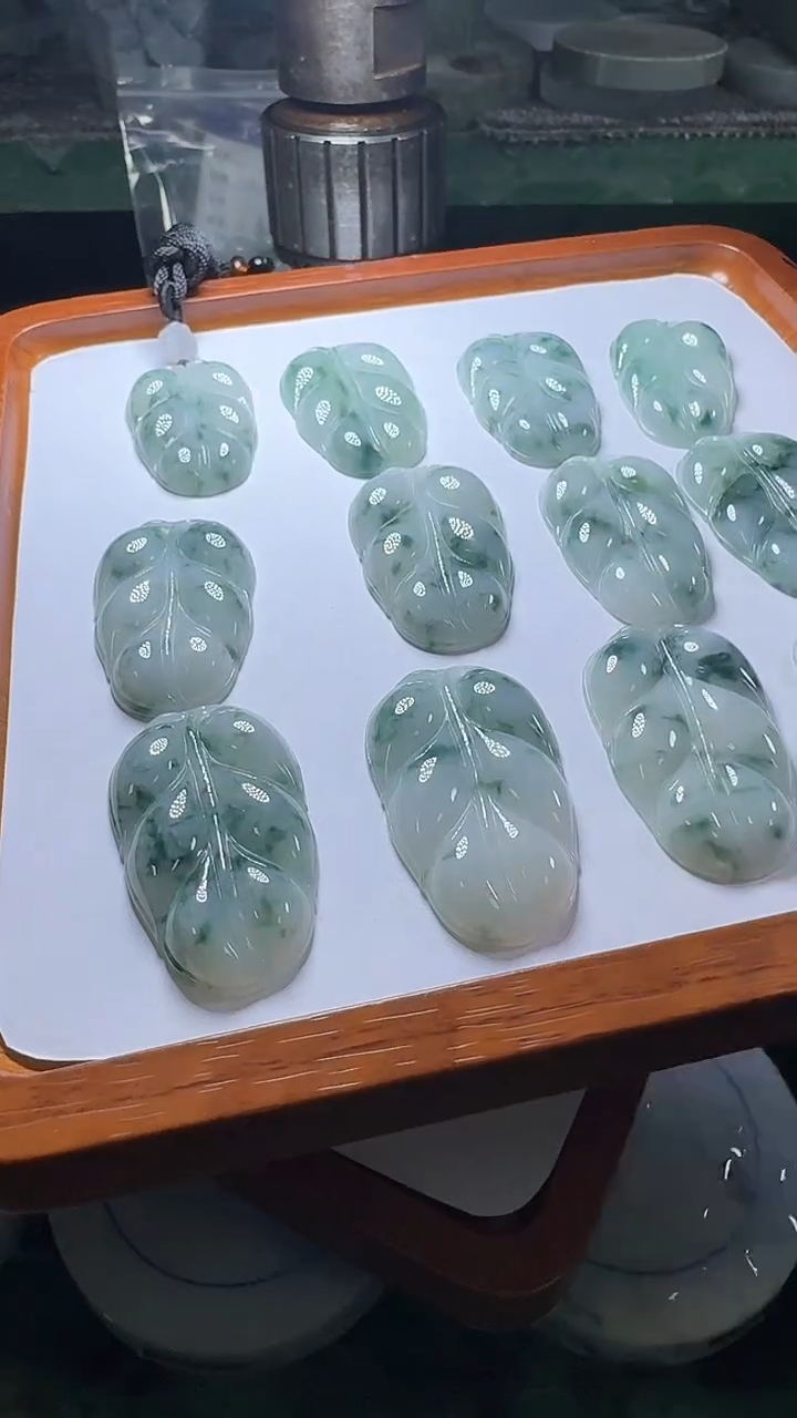 翡翠未镶嵌颈饰飘花叶子多样性发一件