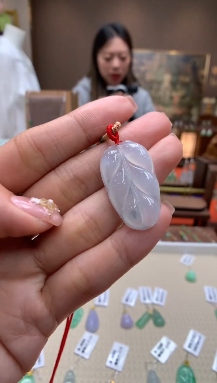 【闪购商品】翡翠颈饰未镶嵌叶子