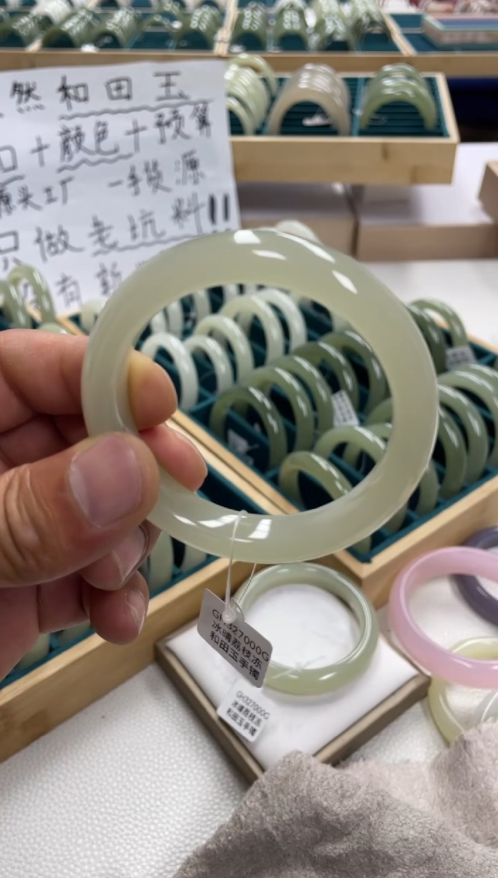 未镶嵌手镯和田玉小****子和田玉手镯327000