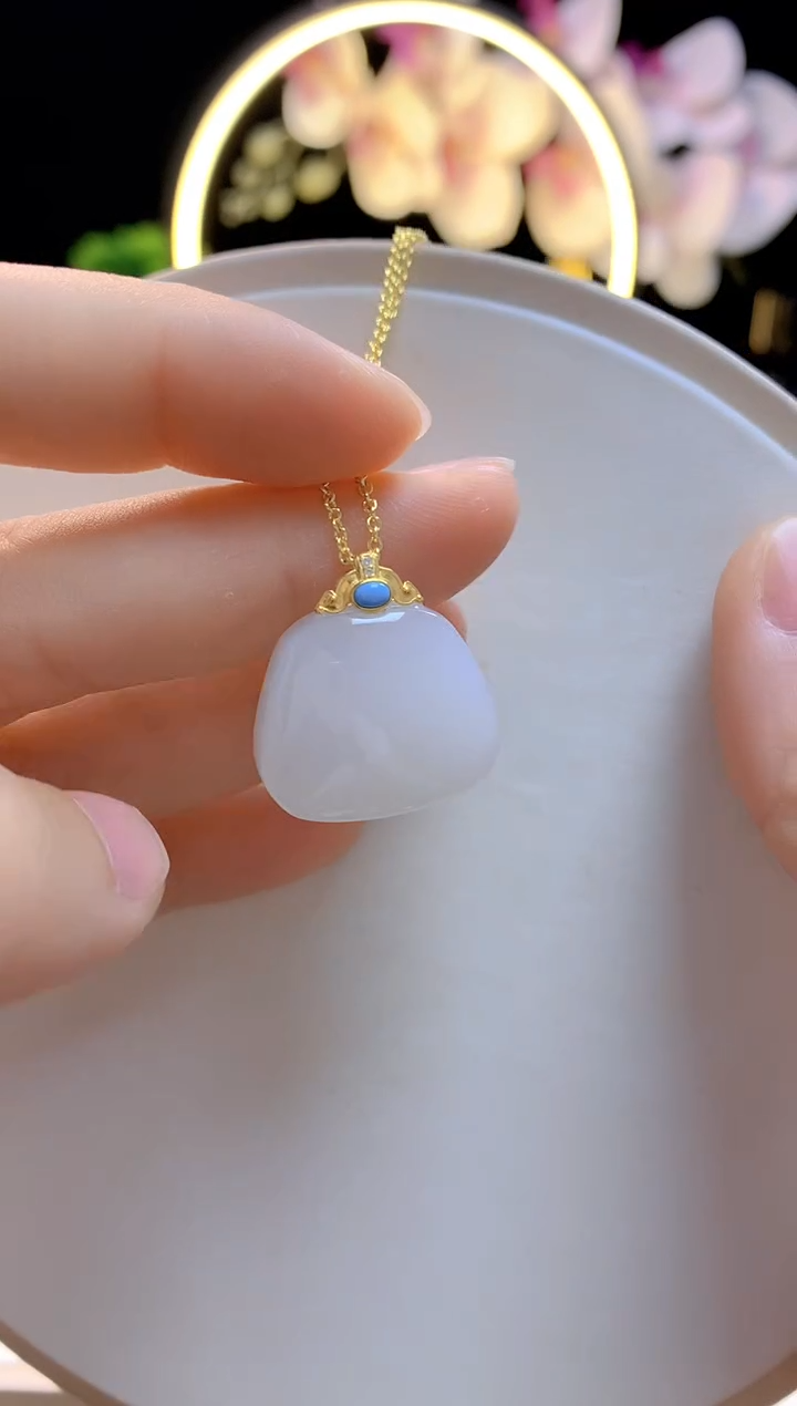 和田玉18K金镶嵌吊坠(赠链)羊脂锁