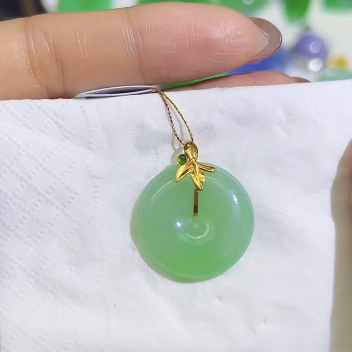天然缅料A货翡翠吊坠一件