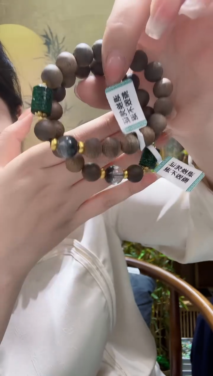 翡翠未镶嵌颈饰多样发其一个