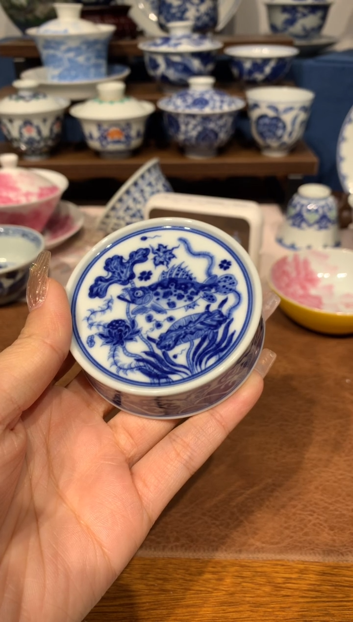 【闪购商品】摆件青花鱼藻纹盖置的额额