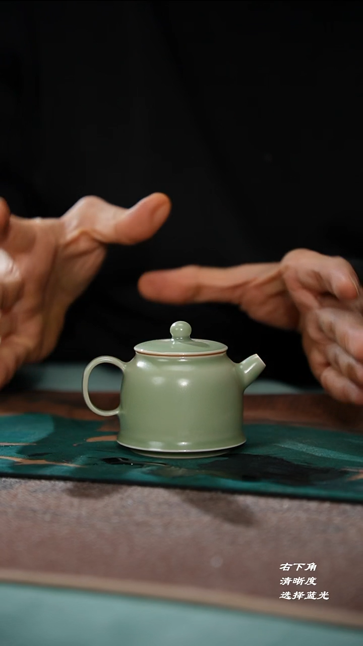 110-1金钟壶（乳浊豆青 邱铭杰）