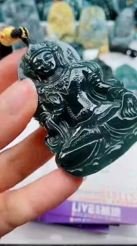 翡翠未镶嵌颈饰           