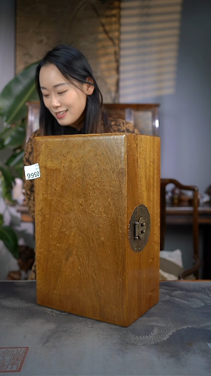 【闪购商品】金丝楠木艺小龙胆精工一木一器收纳箱566