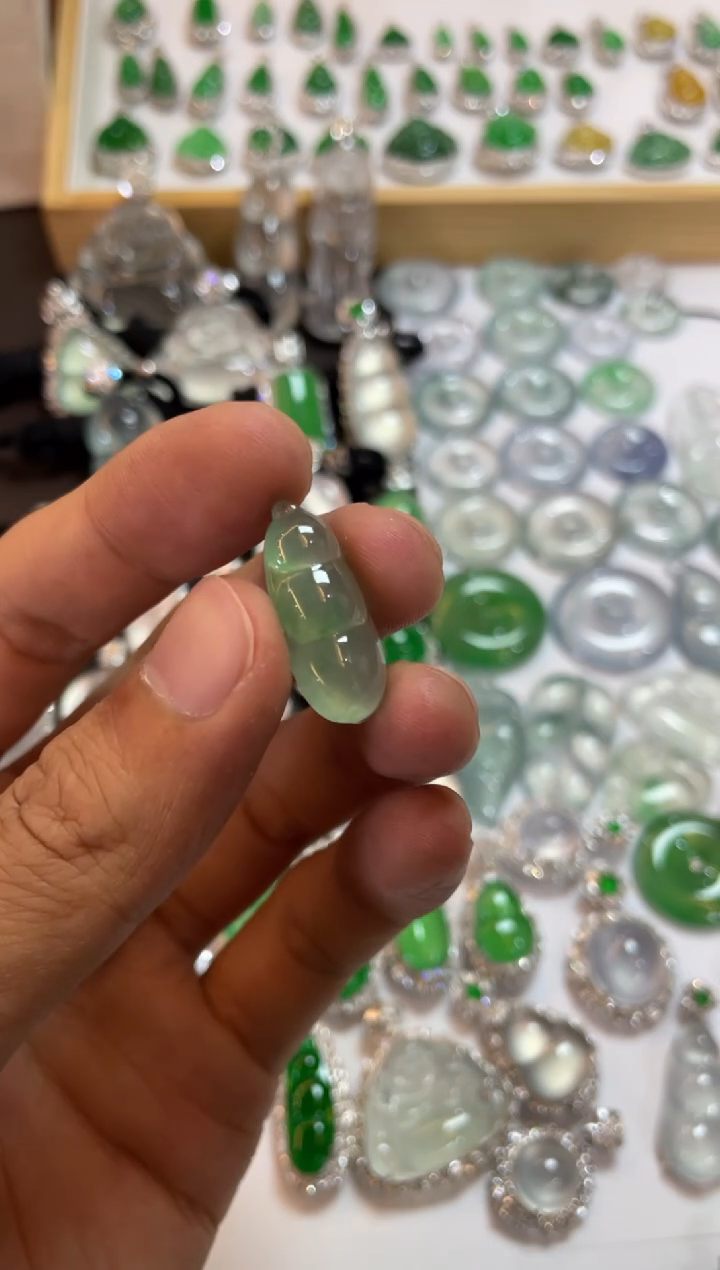 【闪购商品】翡翠吊坠(不含链)未镶嵌豆子