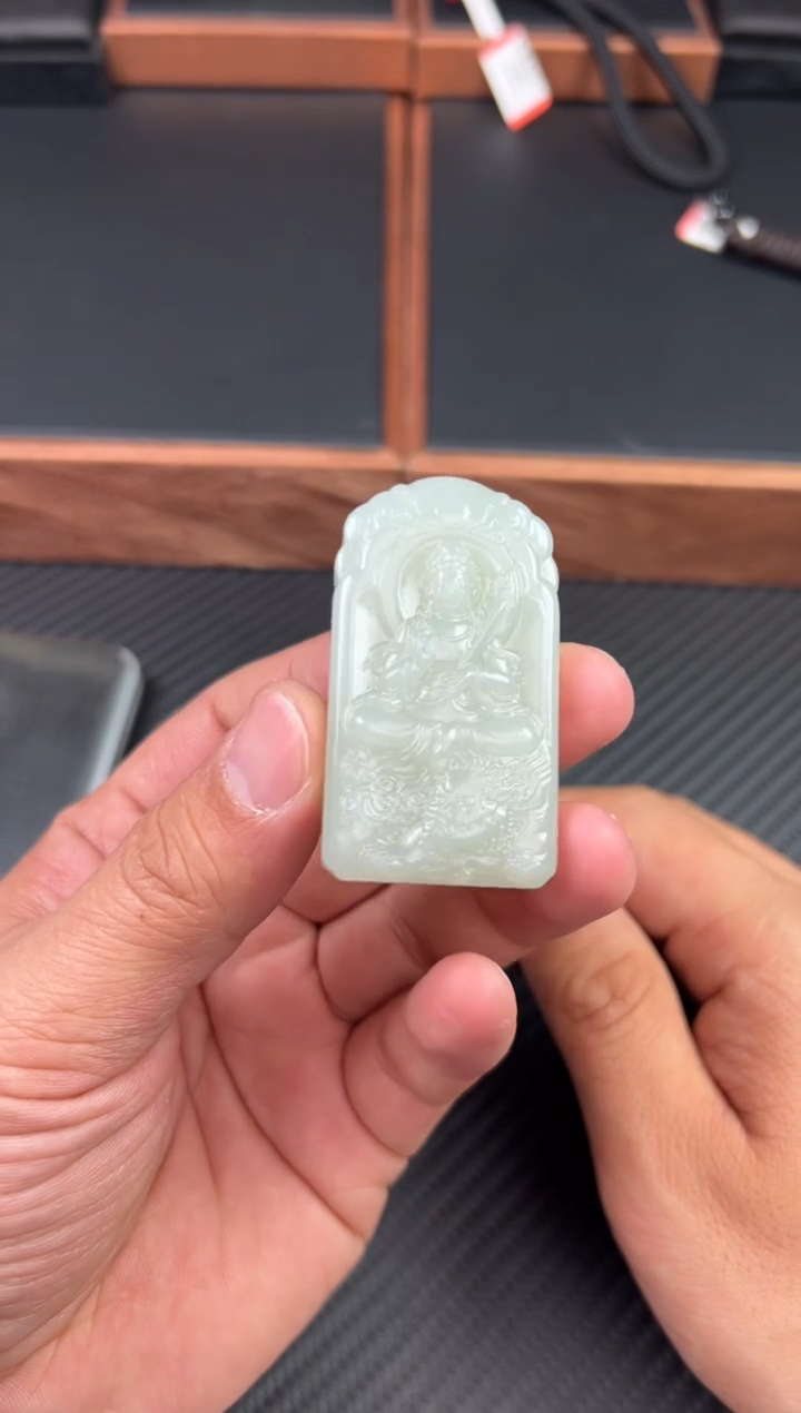 【闪购商品】和田玉吊坠(赠链)未镶嵌且末微色差近矿