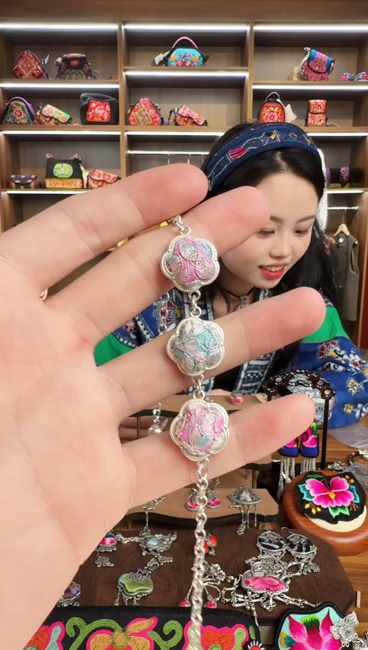 【闪购商品】织绣166蒙阿苏苗绣传承