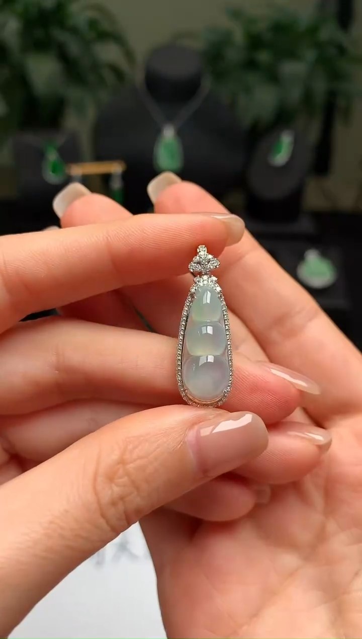 颈饰18K金镶嵌翡翠福豆