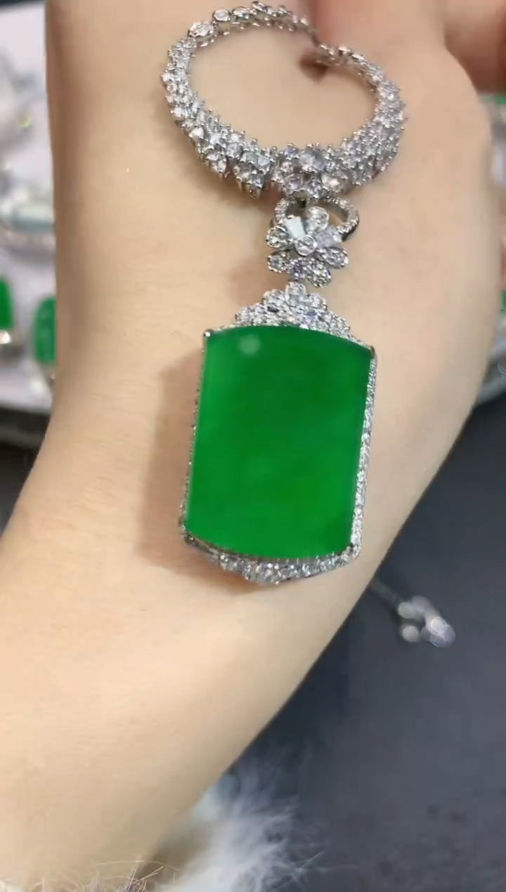 【闪购商品】翡翠吊坠(不含链)18K金镶嵌D17