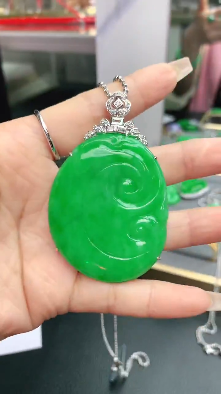 翡翠18K金镶嵌颈饰赠礼盒证书
