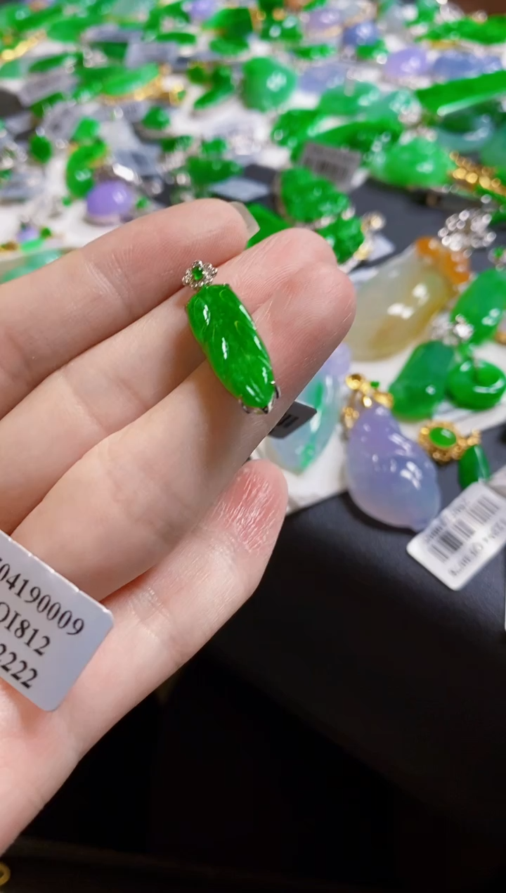 翡翠18K金镶嵌颈饰吊坠