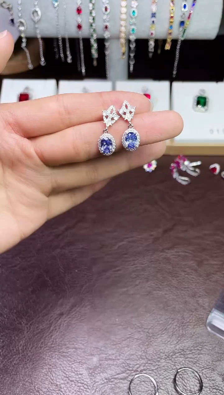 足铂镶嵌合成（培育）蓝宝石耳饰蓝宝耳坠