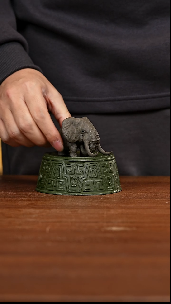 茶壶紫砂长牙大象茶宠