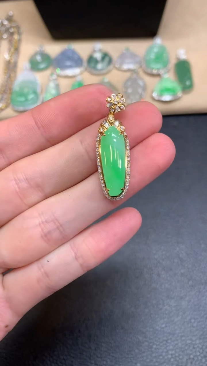 【闪购商品】翡翠颈饰18K金镶嵌福瓜【无服务费】