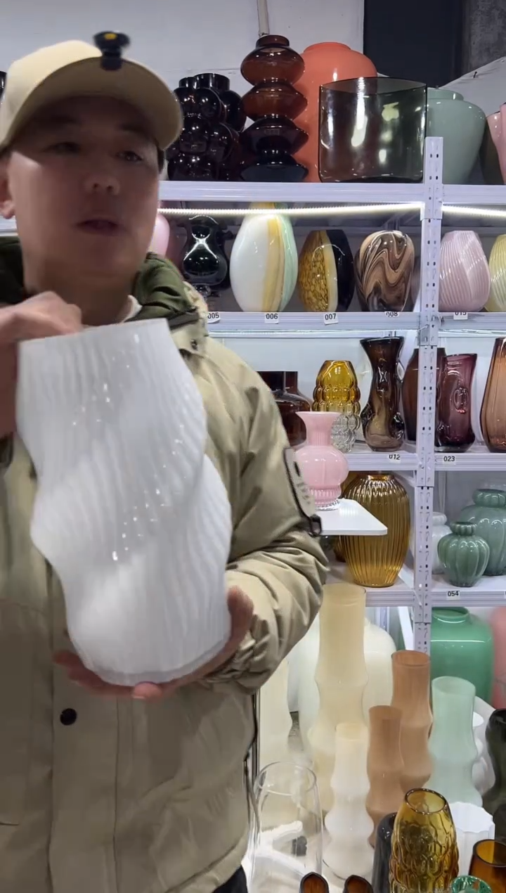 白色扭扭花瓶微瑕介意勿拍