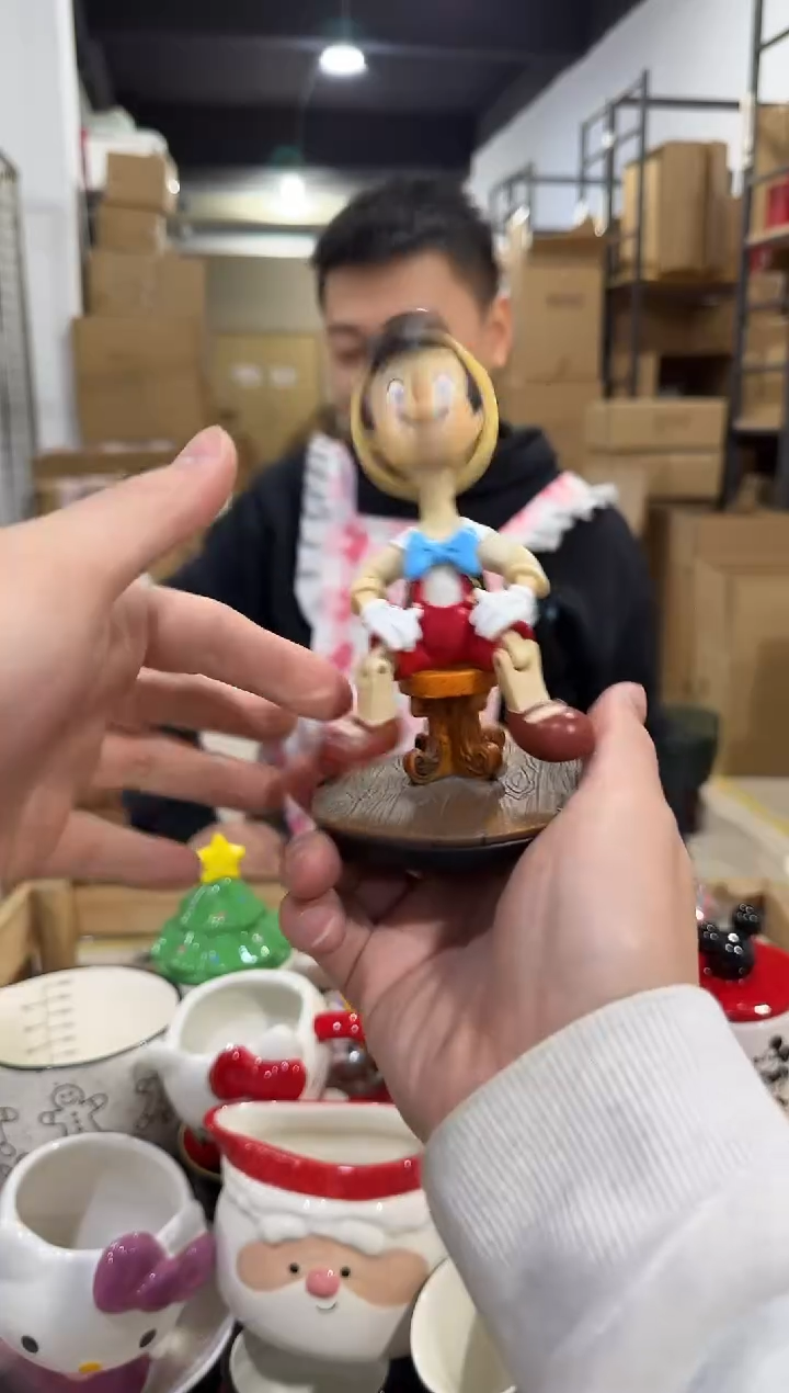 瓷片摇头匹诺曹摆件