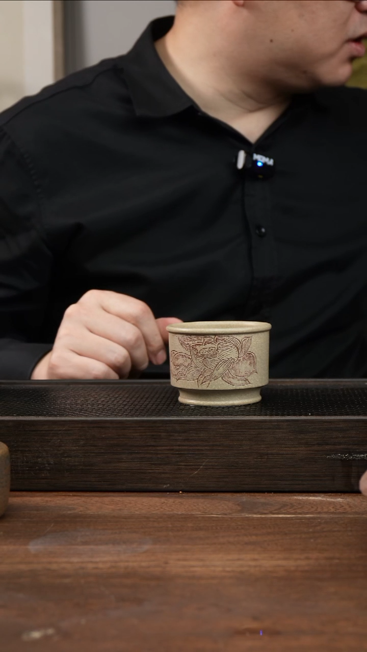 茶杯紫砂本绿莲花刻绘 压手杯 ！  