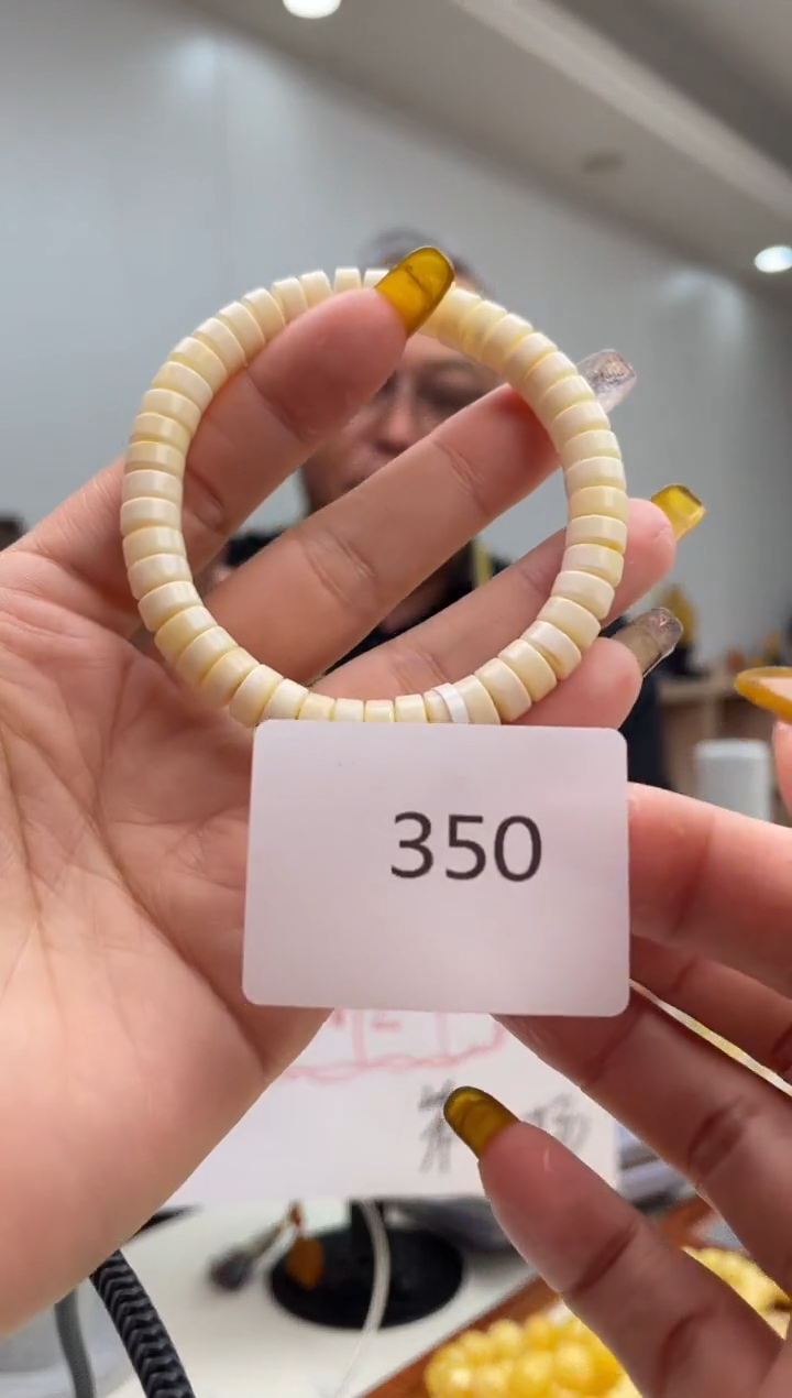 【闪购商品】琥珀裸石未镶嵌350多样性发其中一件
